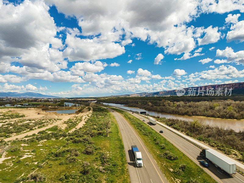 在美国西部70号州际公路和立交桥上行驶的车辆和卡车的不同方向的半卡车无人机视图Fruita Colorado照片系列